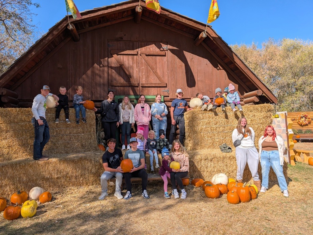 Underwood School launches Comet Connection with a visit to the pumpkin patch