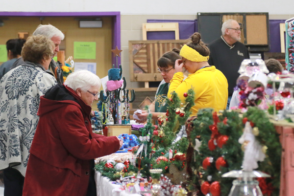 Vendor show hosts hundreds